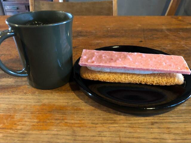 【ファミリーマート　つぶつぶいちごサンド】コーヒーと可愛くて美味しいスイーツでお家カフェタイムを楽しみます