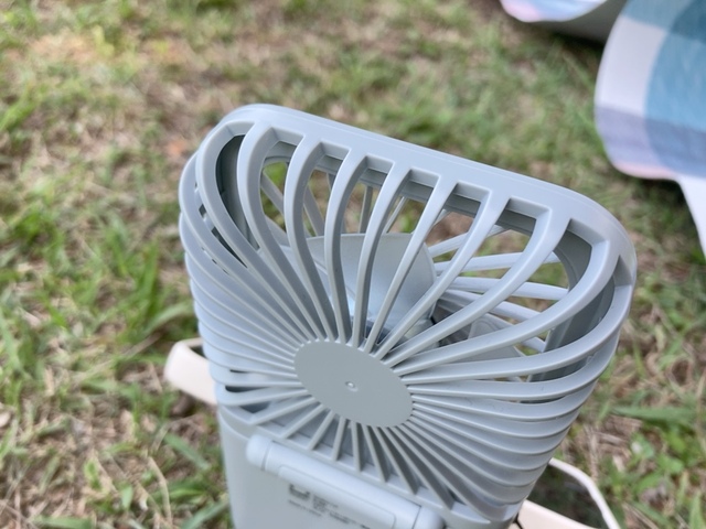 【3COINS 4WAYハンディファン】約3.5時間の充電で風量弱なら最大9.5時間使用可能!