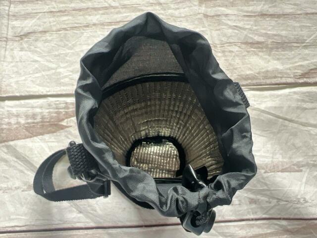 内側は保冷機能付きの生地なので冷たいままドリンクを持ち歩けて、結露でバッグが濡れる心配もありません♪