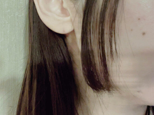 癖がついた顔まわりの姫カットもキレイにストレートに。毛先は軽く内巻きにしてみました