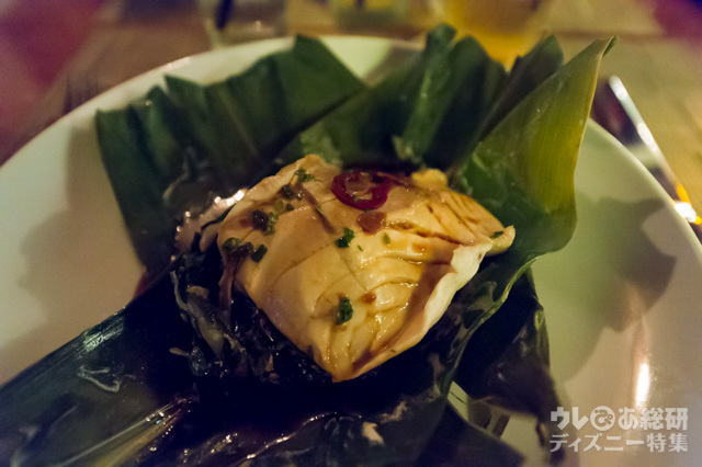 レストラン「アマアマ」の夕食メニュー「ハワイのフエダイラウラウ、舞茸、ソテーほうれん草、マウイオニオン、タマリンドガーリックチリソース」｜アウラニ・ディズニー・リゾート＆スパ コオリナ・ハワイ