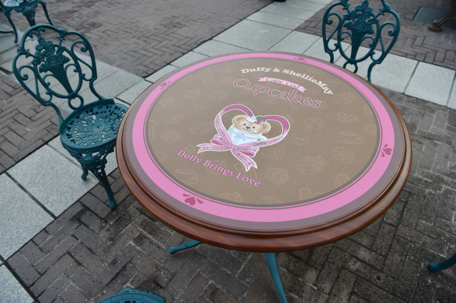 ウォーターフロントパークのテーブル（撮影 / MezzoMiki）