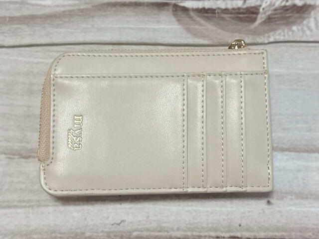 バックはカードポケット付き