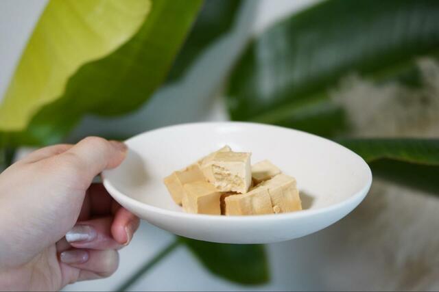 【KALDIご飯のお供】『香の蔵　クリームチーズのトリュフみそ漬　35g』切って食べるの