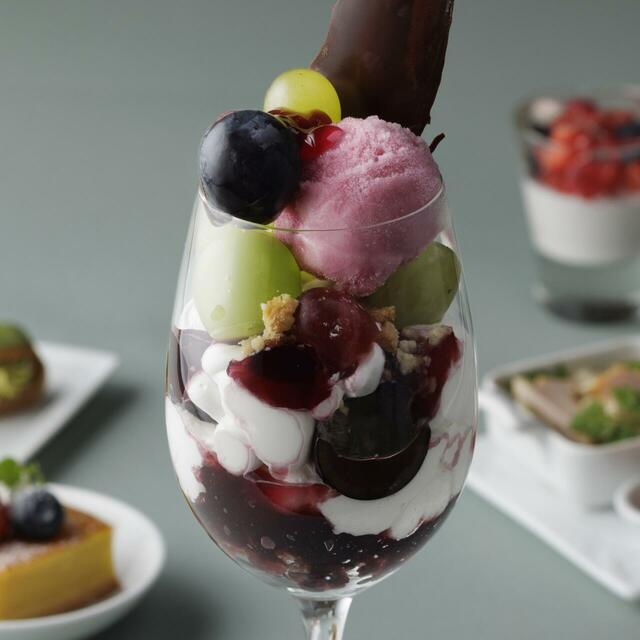 「ぶどうパフェ イメージ」＜価格：単品 2,300円 | パフェセット 5,900円＞【「東京ステーションホテル」にエレガントなぶどうパフェ&ぶどうソーダが登場】