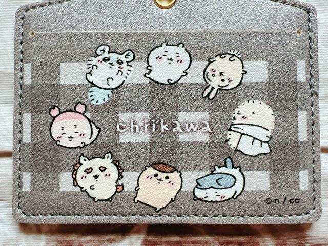 チェック柄にちいかわたちが眠っているイラストがキュート♪