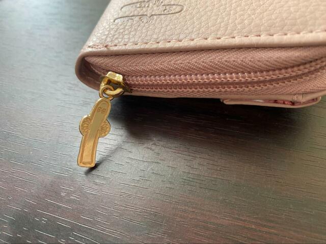 【宝島社　MOOMIN カードが見やすい じゃばら式コンパクト財布 BOOK SMOKY PINK】ファスナーの引き手はニョロニョロのデザイン！