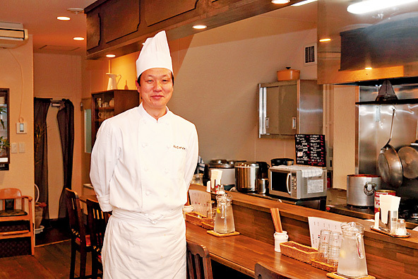 洋食の店 a la carte（兵庫・新在家） 内観 同じ灘区の有名老舗・神戸精養軒で14年修業したご主人の大野さん。