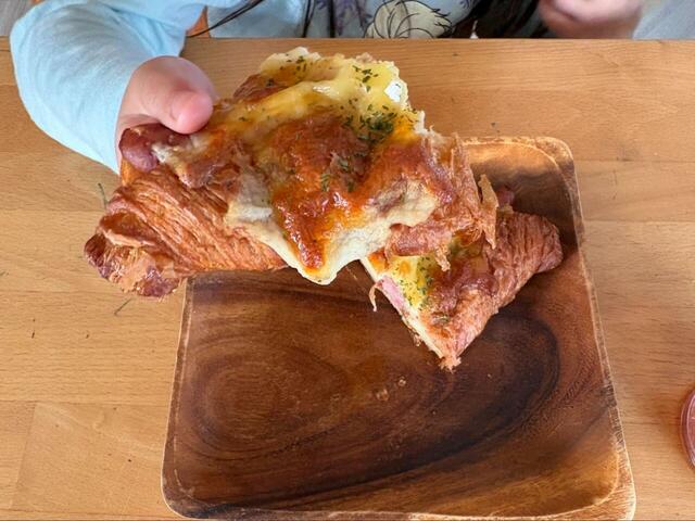 【コストコ ソーセージクロワッサン】半分にカットすると食べやすくなります♪