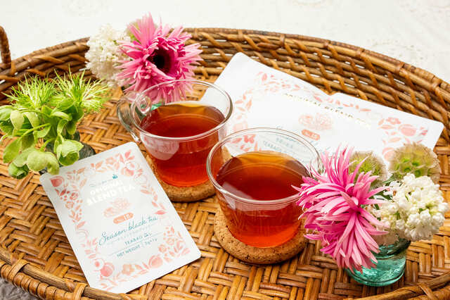 【キル フェ ボン「季節の紅茶 ～ピーチとシトラスのブレンド～」】国産紅茶をベースに、フリーズドライの黄桃やローズフラワー、ハイビスカスをブレンドしたオリジナルティー