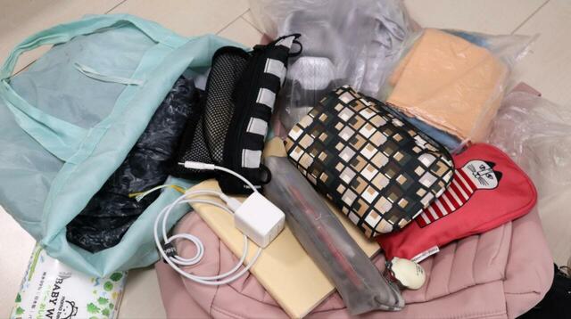 【ワークマン 高撥水マザーズキルティングマルチアウトポケットトート】ジム用の持ち物を入れてみたところ、スニーカーや着替え・タオル3枚・ポーチ3つを重ねてもまだ余裕がありました…！