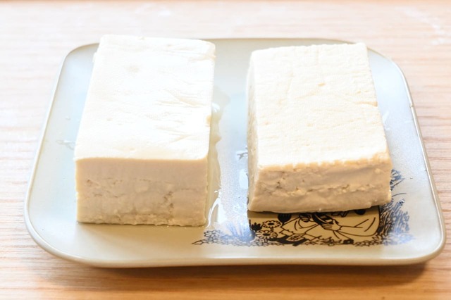 【豆腐の水切り】左はキッチンペーパーで10分包んだ豆腐、右は重しを30分乗せた豆腐。しっかり水切りできていることがわかります。