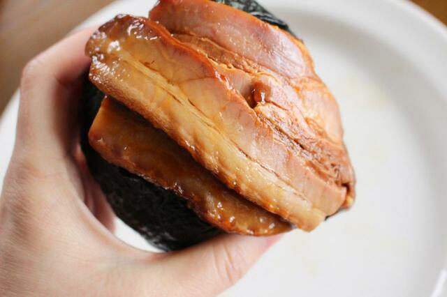 ロピア「小林さんちのおにぎり（焼豚・ローストビーフ）」　一般的なコンビニのおにぎりが100グラムほどなので、2.5倍以上のボリュームです