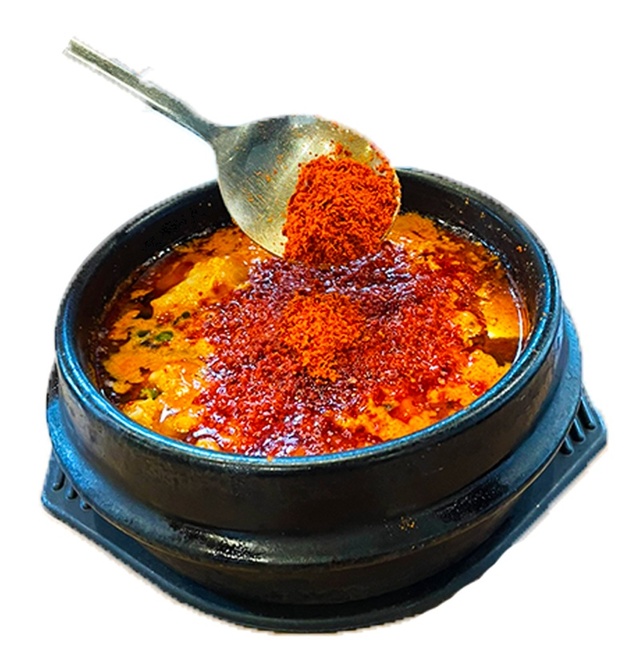 “はみ出る”汗！極辛旨ホルモンスープ