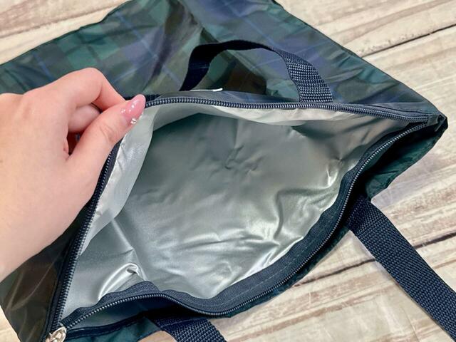 正面側が簡易保冷スペースです