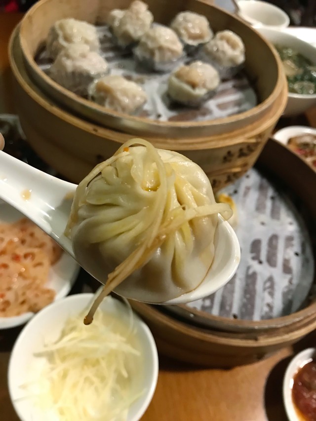 小籠包は生姜の千切りといっしょに食べるとさっぱりする（盛園絲瓜小籠湯包）