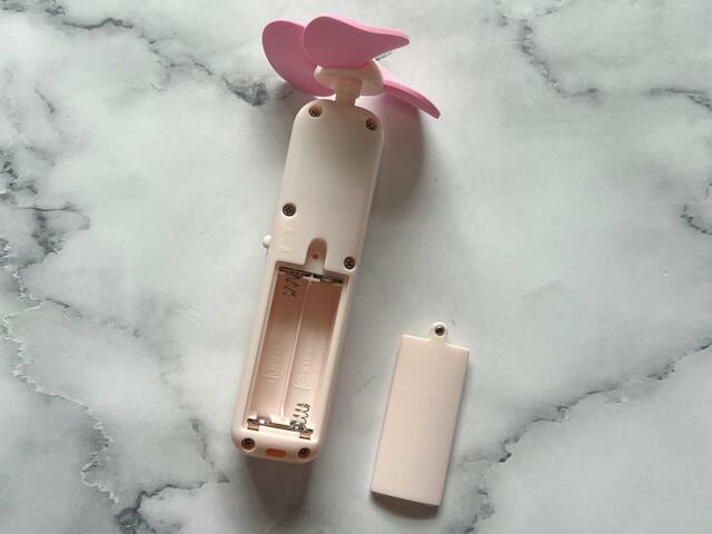 ドライバーで電池の蓋を開けます