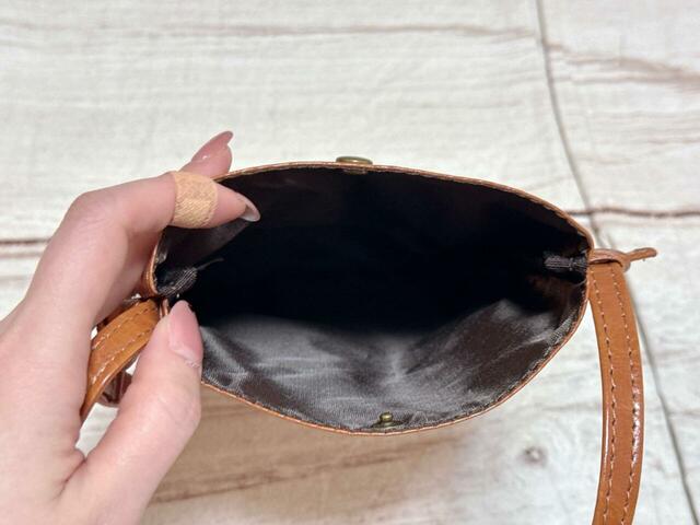 内側にはポリエステル生地の裏地付きで、汚れにくく、しっかりした作り◎