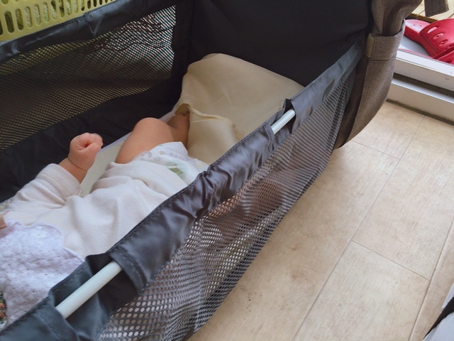 【FLOLAL ONLINE マザーズリュック 折り畳みベビーベッド】おでかけ先でも赤ちゃん快適！