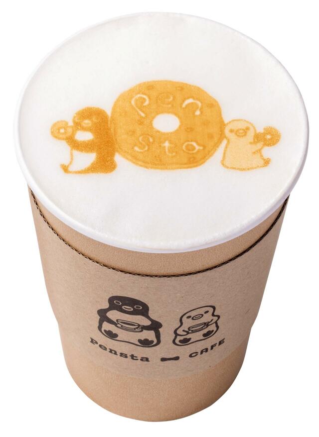 「Suicaのペンギンふわふわミルクのカフェラテ」＜価格：1杯　680円（テイクアウト・イートイン共通）＞【上野駅にドーナツ大集結！“米粉のドーナツ”に“カラフルドーナツ”、“パンダの焼きドーナツ”も！「上野どうなつ園」開園！】