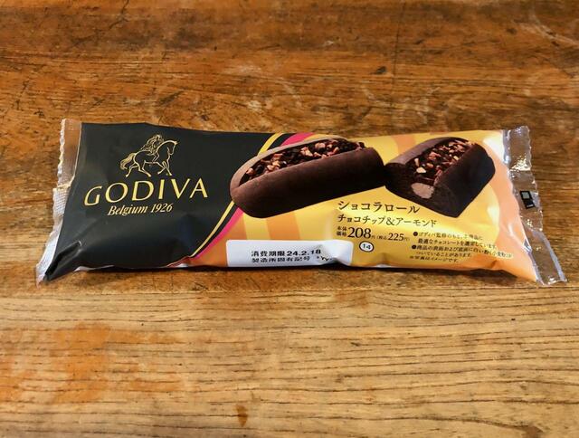 【ローソン　ショコラロールチョコチップ＆アーモンド】スイーツコーナーじゃなくベーカリーコーナーに陳列されています