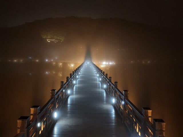 霧に煙る月映橋（ウォリョンギョ）