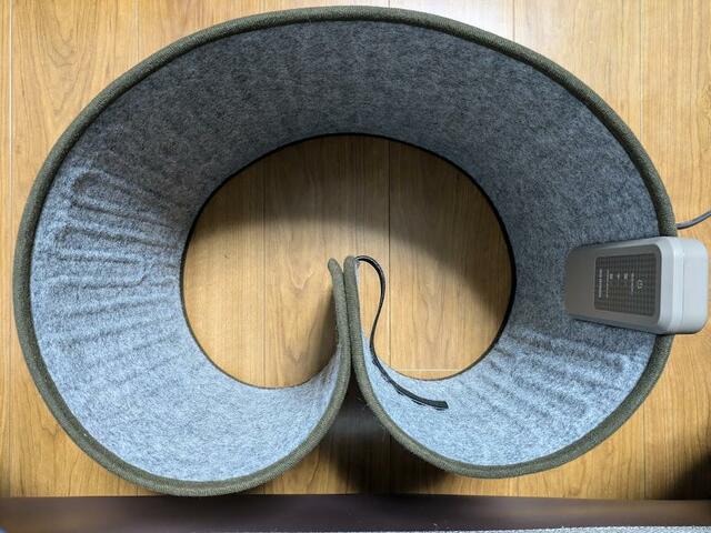 【アイリスオーヤマ ぐるポカパネルヒーター】ハートの形のようにして、両足を360℃取り囲むように暖める使い方もあります