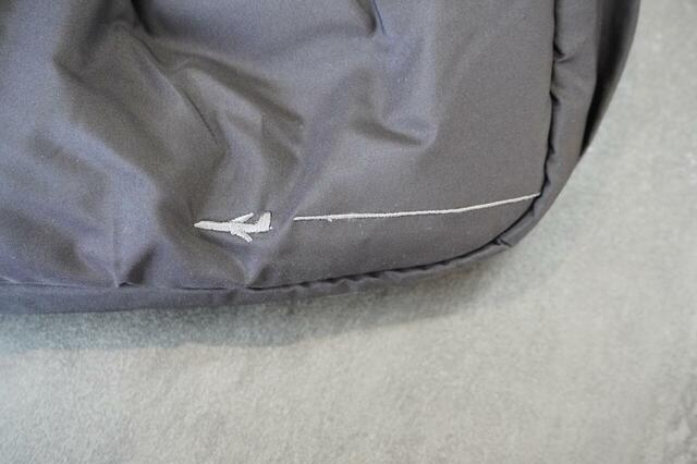 飛行機の刺しゅうがアクセント