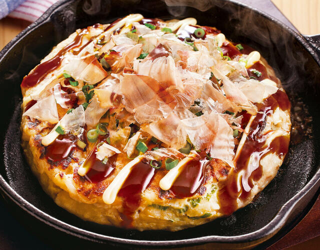 「関西風お好み焼き（豚肉入り）」＜価格：799円（税込878円）＞【【ジョイフル】秋冬グランドメニューに「国産紅ずわいがに」使用のクリームコロッケや宮崎名物「チキン南蛮」が仲間入り！】