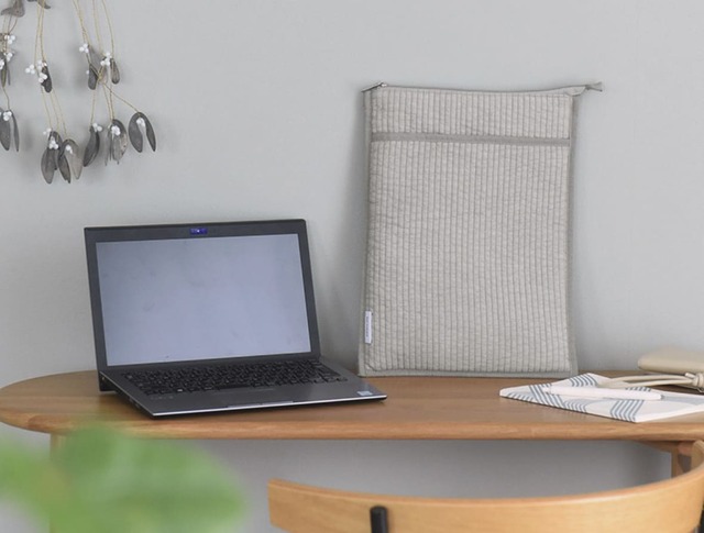 【ボンマモン「すっきりスリムな ヌビ風 PCケース」】ヴィンテージ感のあるルックスが、大人のオフィススタイルにも馴染みます