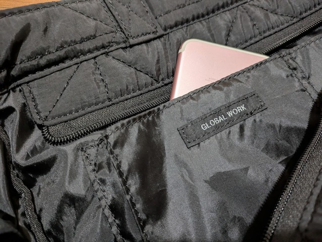 【GLOBAL WORK 推しごとキルティングトート】内ポケットにはスマホや鏡などを入れるのがおすすめ