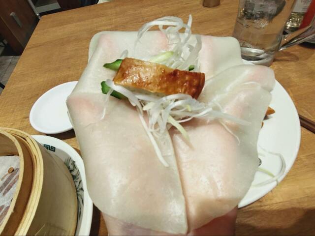 【台南 大宮門街店　食べ放題＆飲み放題】「鶏肉の甜面醤照り焼き」は皮の上に好きなだけ具材を乗せてから包みます