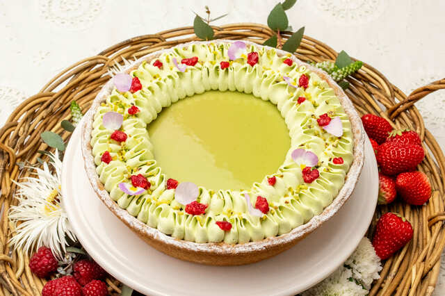 【キル フェ ボン「花かんむりのタルト ～ピスタチオと赤いフルーツ～」】グランフロント大阪店限定で販売されている、淡いグリーンのピスタチオの花かんむりのタルト