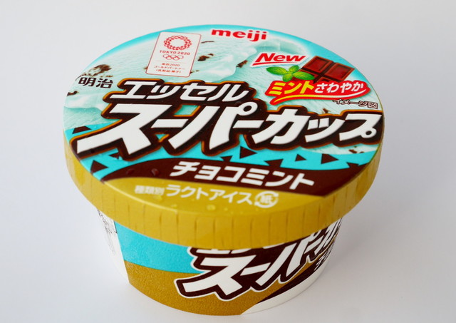 「エッセルスーパーカップ チョコミント」（明治）138円（税込）