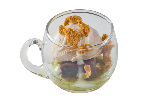 イーストサイド・カフェ「本日のグラスデザート」（ヘーゼルナッツジェラート&ピスタチオクリーム）