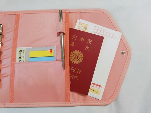 パスポートやはがきが入るポケット付き