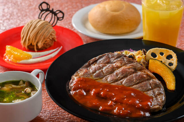 スペシャルセット 3,440円｜東京ディズニーシー「ホライズンベイ・レストラン」｜東京ディズニーリゾート「ディズニー・ハロウィーン」スペシャルメニュー