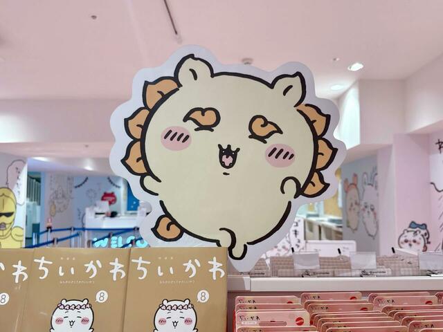 陳列棚の上部には笑顔がキュートなシーサーも!