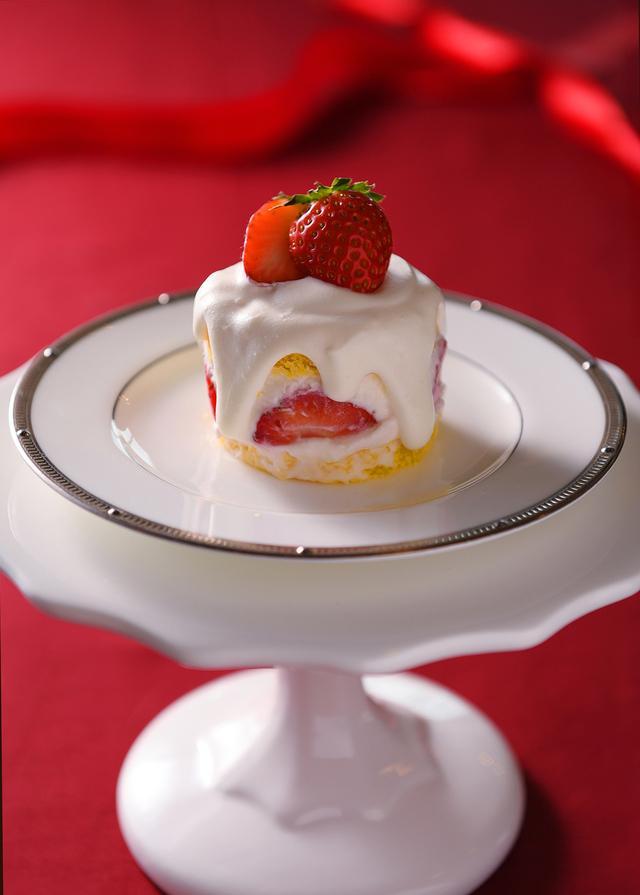 「雪崩れるショートケーキ」【ホテルプラザ神戸の豪華すぎる「冬のごちそうバイキング」にクリスマス限定ディナーメニューが登場!】