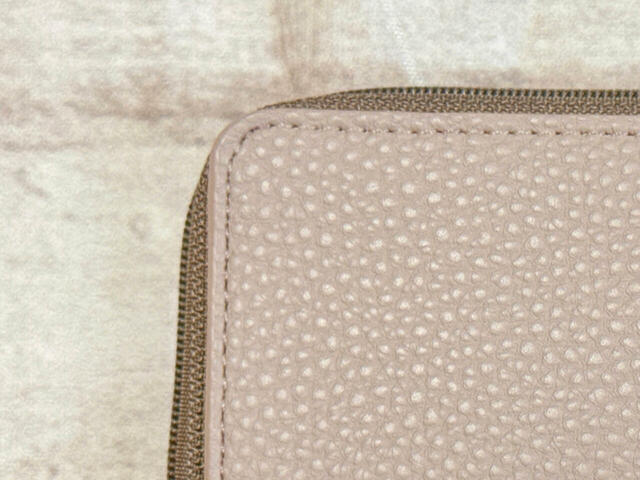 フロントと異なるカラーの合成皮革生地。配色がおしゃれ！