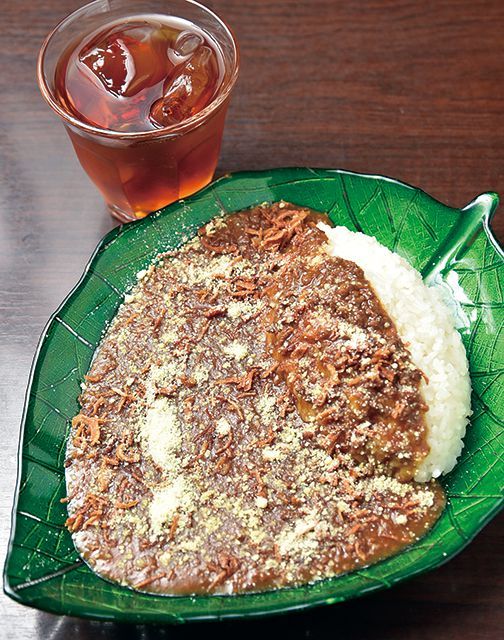 絶品!「酒場カレー」厳選5／自由人酒場（高円寺）　  甘口キーマカレー 680円　コーヒー焼酎 500円