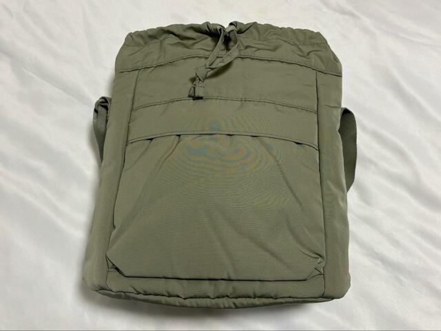 【UNIQLO：C　ミニショルダーバッグ】サイズは横23.5×縦28×マチ13cm。箱ティッシュが2つ入るくらいの大きさです