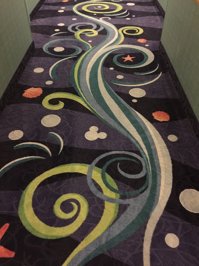 パラダイスピアの廊下はこんなデザインに