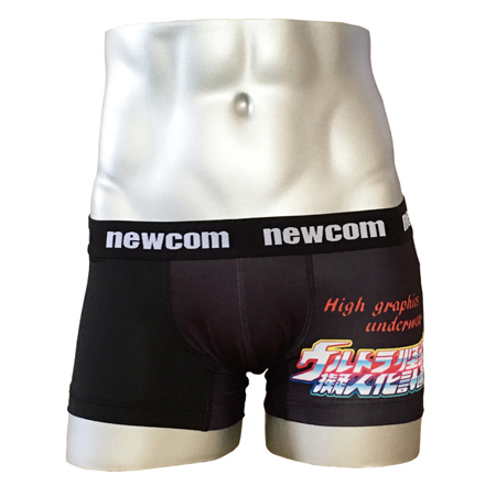 フロントデザインは、UFCのスポンサードパンツをイメージ ©円谷プロダクション