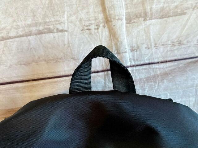 上部には持ち手付き