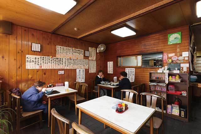 玉屋（名古屋／千種区）　内観　店の歴史を感じさせる昔ながらの食堂の趣き。テーブル席のほか、店の奥には小上がりや座敷も