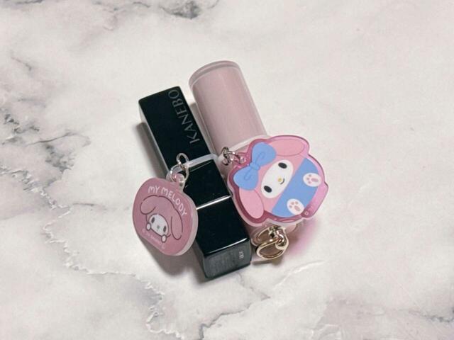 口紅などにつけて持ち歩いてもかわいいです!