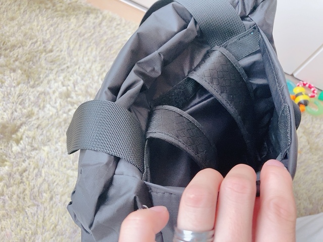 【ワークマン 撥水2WAYポケッタブルライトトート】トートバッグとして使う時はショルダーストラップを収納できます