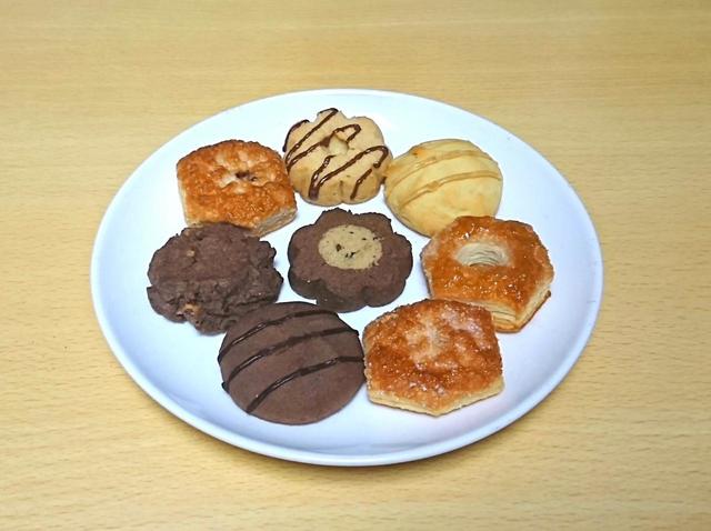 【コストコ　メディテラネオ クッキー&ペイストリーアソート缶　907g　1678円】計8種類のクッキーとペイストリーを食べ比べ