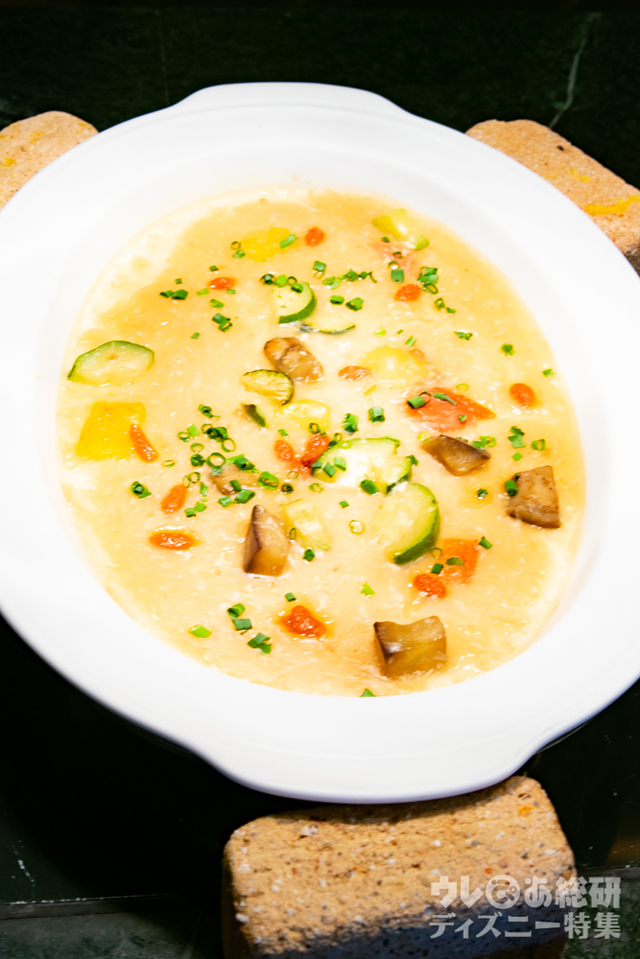 “ディズニー・イースター”ディナーブッフェ|東京ディズニーランドホテル「シャーウッドガーデン・レストラン」